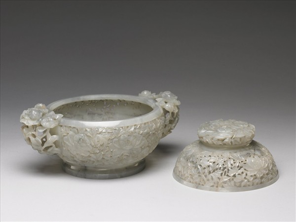 玉鏤空花卉紋香薰