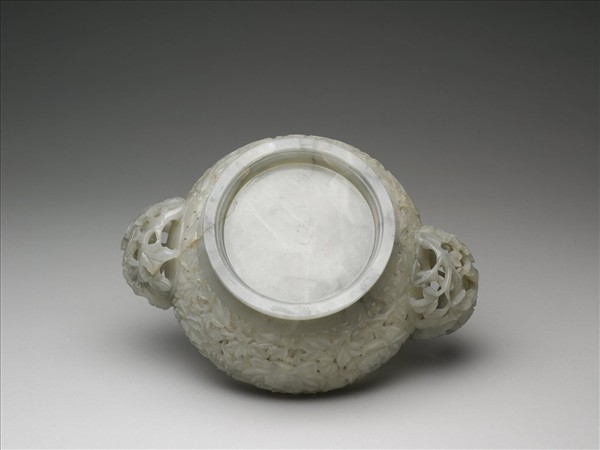 玉鏤空花卉紋香薰