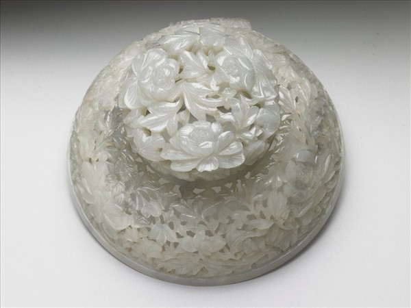 玉鏤空花卉紋香薰