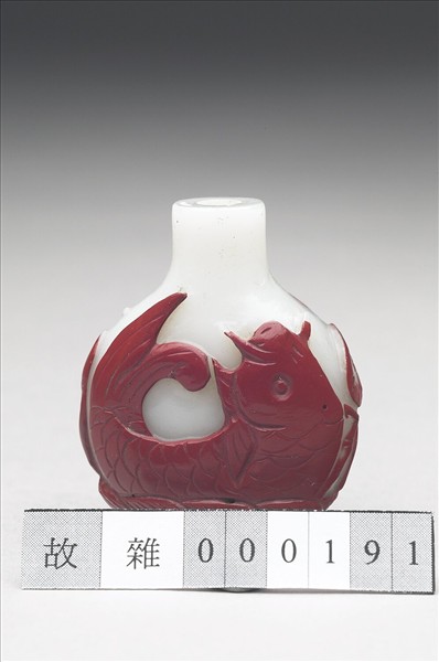 白套紅玻璃鯉魚紋鼻煙壺