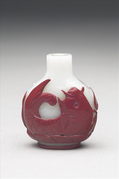 白套紅玻璃鯉魚紋鼻煙壺