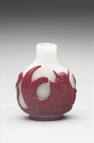 白套紅玻璃鯉魚紋鼻煙壺