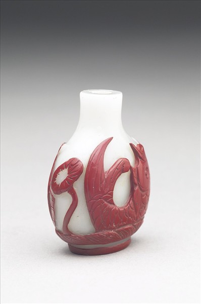 白套紅玻璃鯉魚紋鼻煙壺