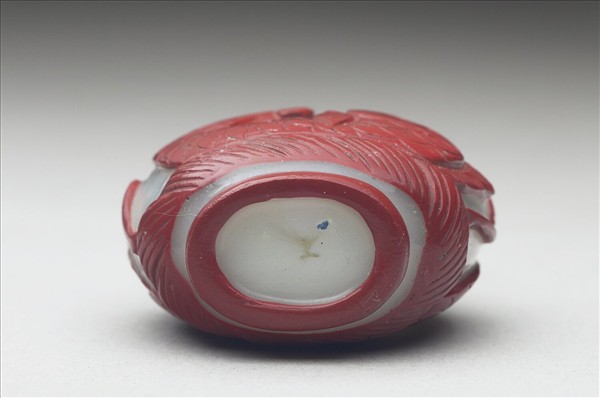 白套紅玻璃鯉魚紋鼻煙壺