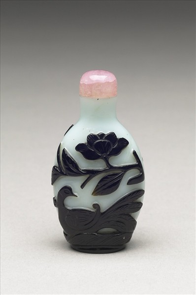 白套黑玻璃花鳥紋鼻煙壺