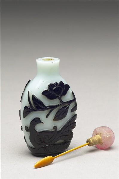 白套黑玻璃花鳥紋鼻煙壺