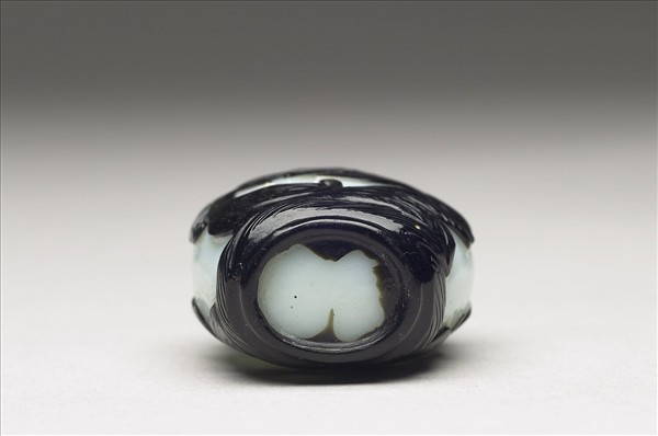 白套黑玻璃花鳥紋鼻煙壺