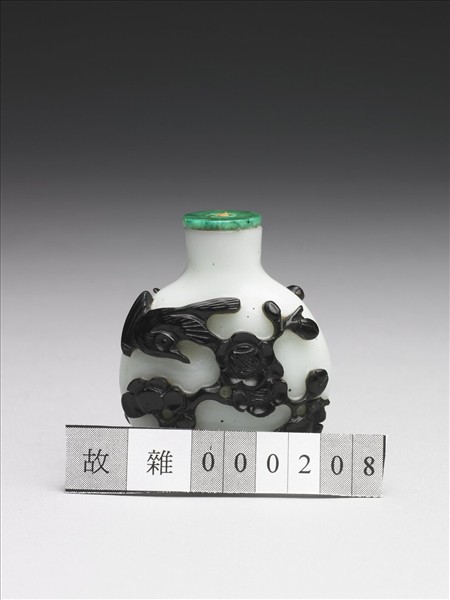 白套黑玻璃喜上梅梢鼻煙壺