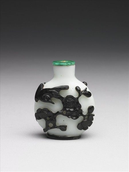 白套黑玻璃喜上梅梢鼻煙壺