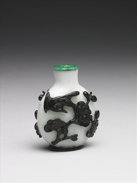 白套黑玻璃喜上梅梢鼻煙壺