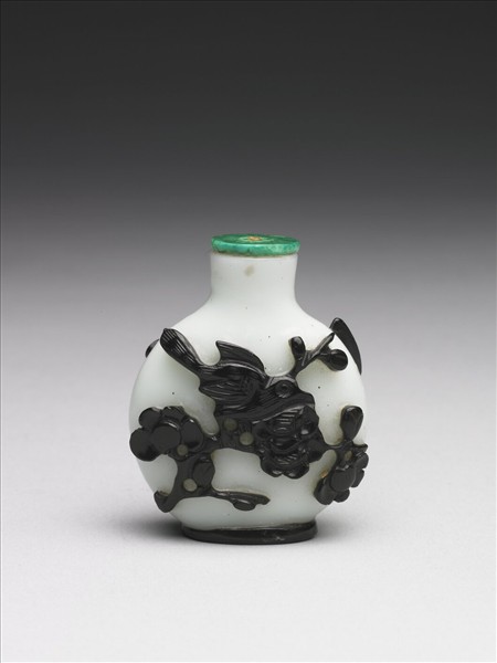 白套黑玻璃喜上梅梢鼻煙壺