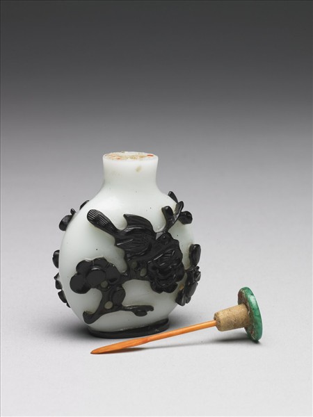 白套黑玻璃喜上梅梢鼻煙壺