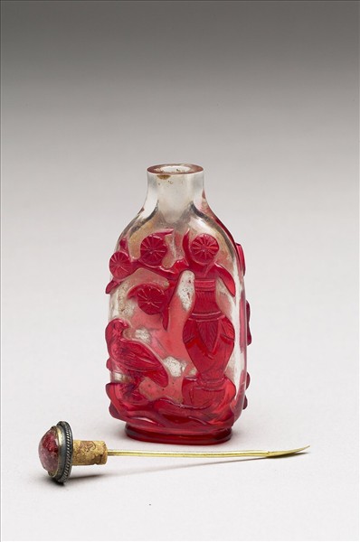 透明地套紅玻璃鼻煙壺