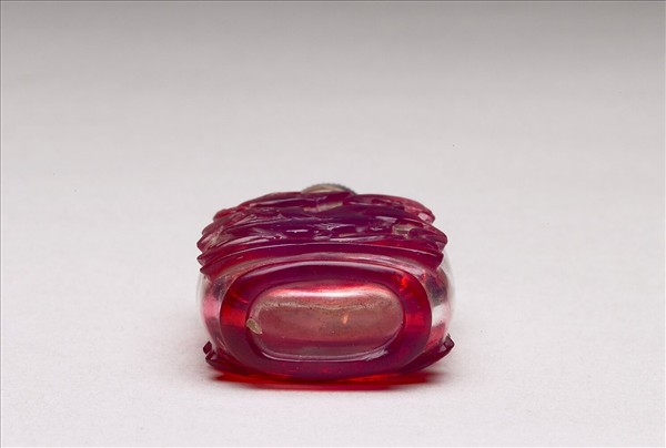 透明地套紅玻璃鼻煙壺