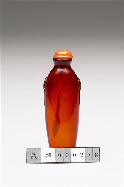 琥珀獸首銜環鼻煙壺