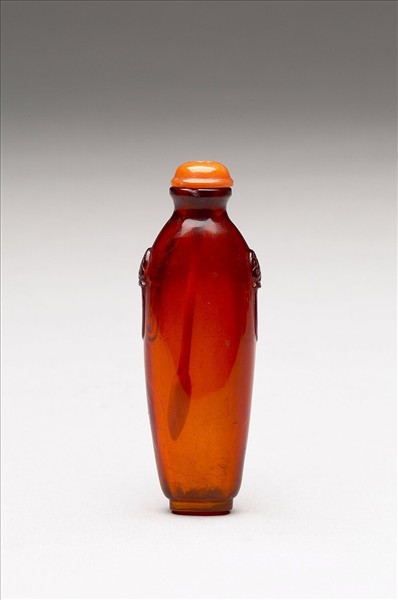 琥珀獸首銜環鼻煙壺