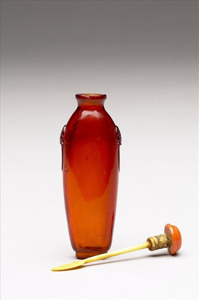 琥珀獸首銜環鼻煙壺