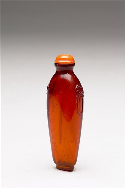 琥珀獸首銜環鼻煙壺