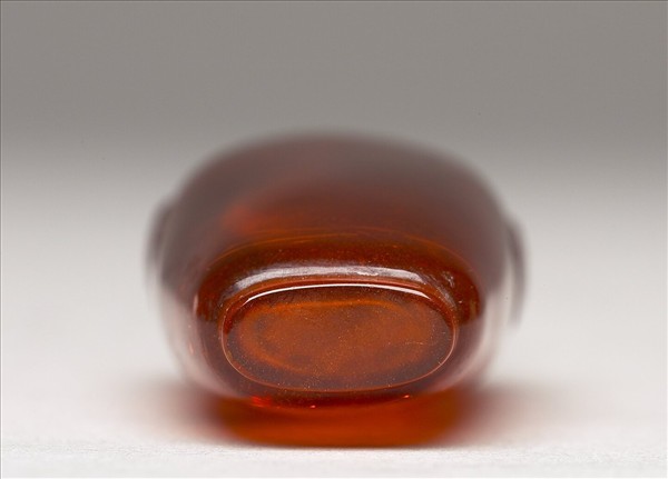 琥珀獸首銜環鼻煙壺