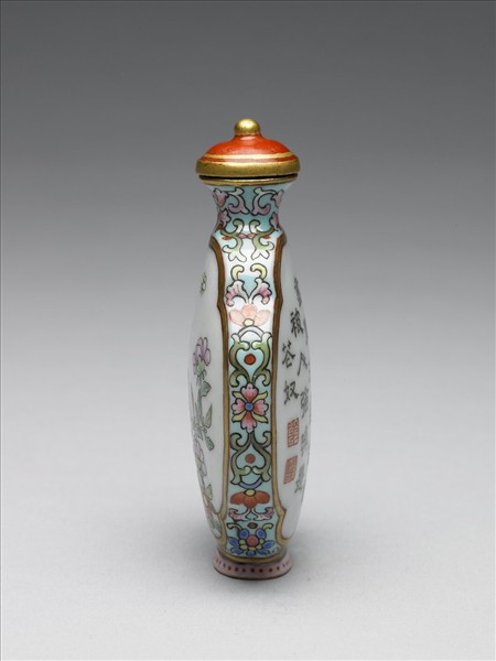 粉彩御製詩花卉紋鼻煙壺