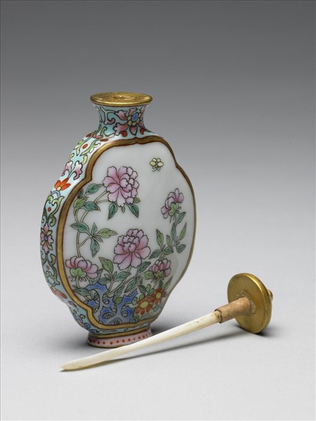 粉彩御製詩花卉紋鼻煙壺