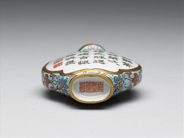 粉彩御製詩花卉紋鼻煙壺
