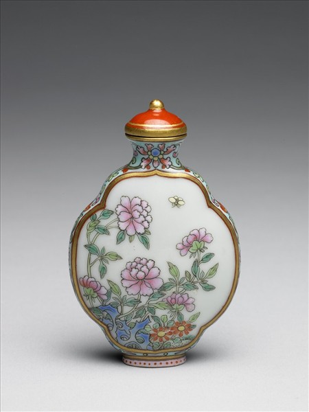 粉彩御製詩花卉紋鼻煙壺