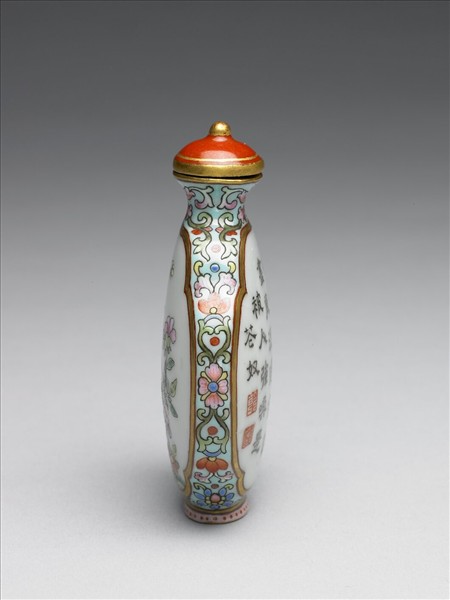 粉彩御製詩花卉紋鼻煙壺