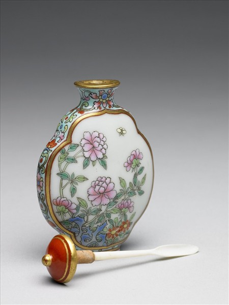 粉彩御製詩花卉紋鼻煙壺