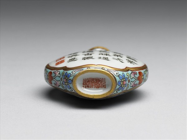 粉彩御製詩花卉紋鼻煙壺