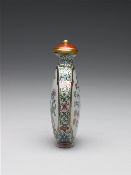 粉彩御製詩花卉紋鼻煙壺