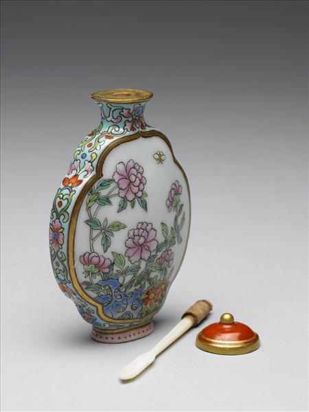 粉彩御製詩花卉紋鼻煙壺
