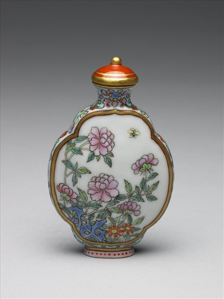 粉彩御製詩花卉紋鼻煙壺