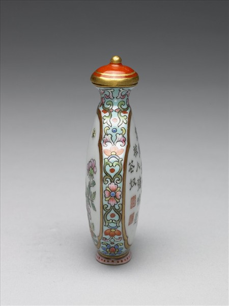 粉彩御製詩花卉紋鼻煙壺