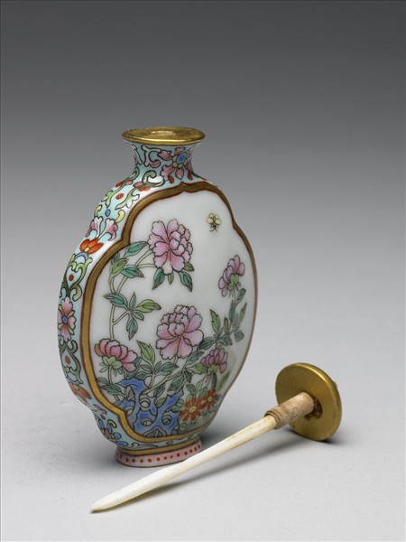 粉彩御製詩花卉紋鼻煙壺