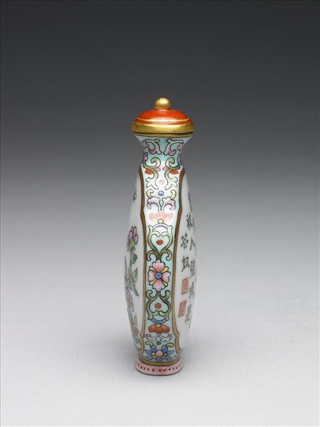 粉彩御製詩花卉紋鼻煙壺