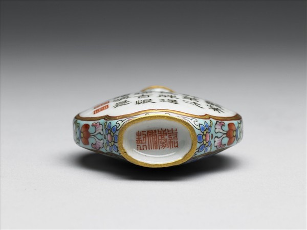 粉彩御製詩花卉紋鼻煙壺