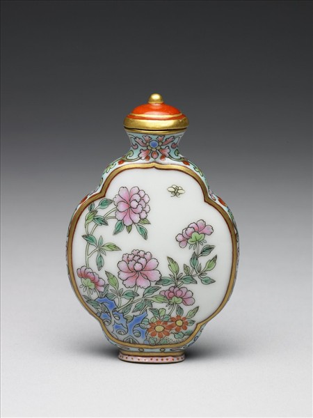 粉彩御製詩花卉紋鼻煙壺