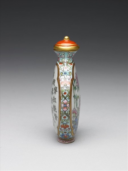 粉彩御製詩花卉紋鼻煙壺