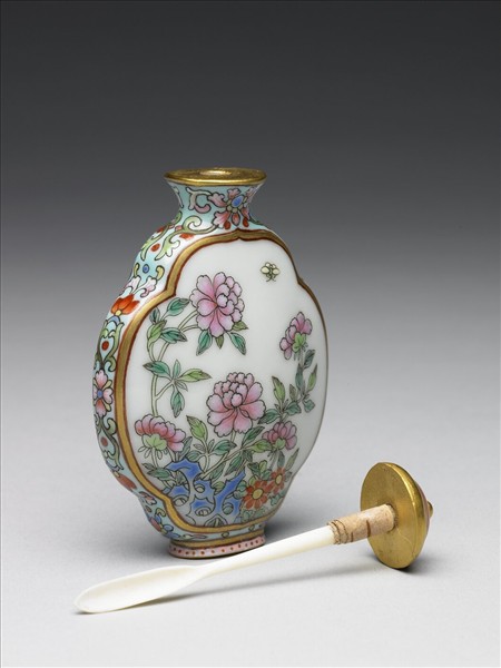 粉彩御製詩花卉紋鼻煙壺