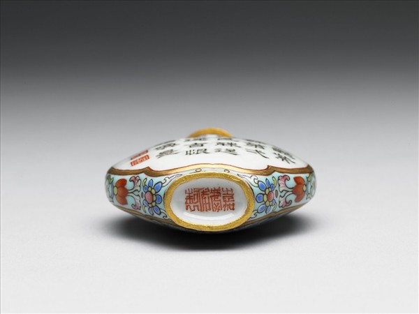 粉彩御製詩花卉紋鼻煙壺