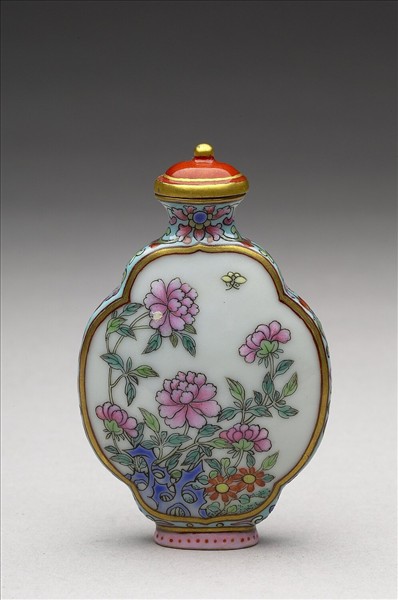 粉彩御製詩花卉紋鼻煙壺