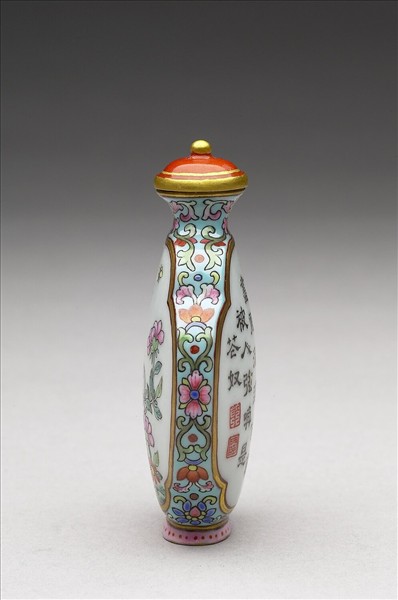 粉彩御製詩花卉紋鼻煙壺