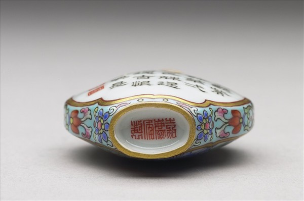 粉彩御製詩花卉紋鼻煙壺