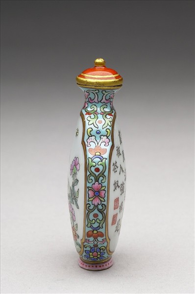 粉彩御製詩花卉紋鼻煙壺