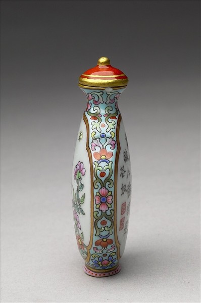 粉彩御製詩花卉紋鼻煙壺