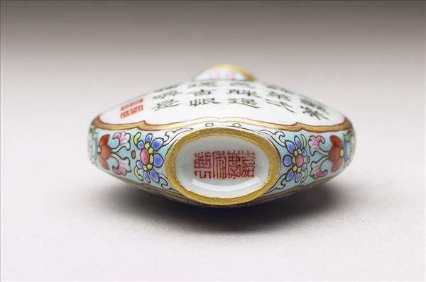 粉彩御製詩花卉紋鼻煙壺