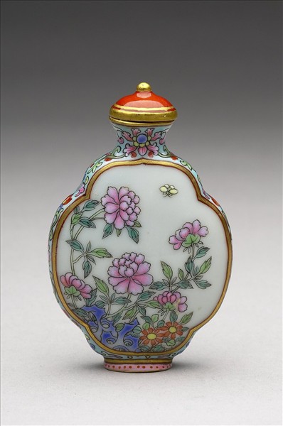 粉彩御製詩花卉紋鼻煙壺