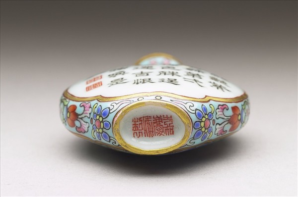 粉彩御製詩花卉紋鼻煙壺