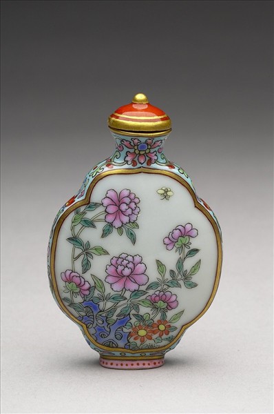 粉彩御製詩花卉紋鼻煙壺